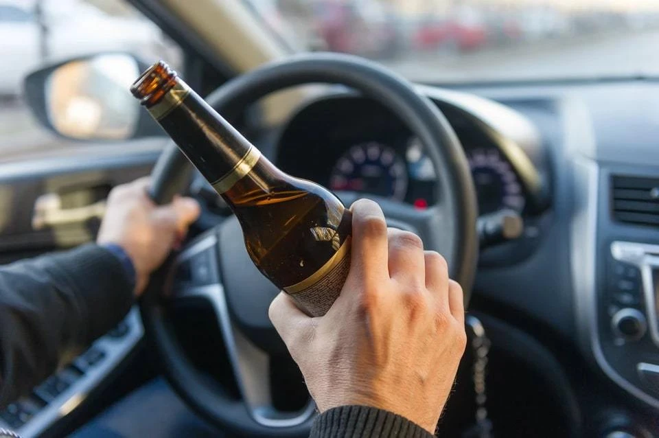 АВС: пьяный водитель в наручниках угнал патрульную машину полиции