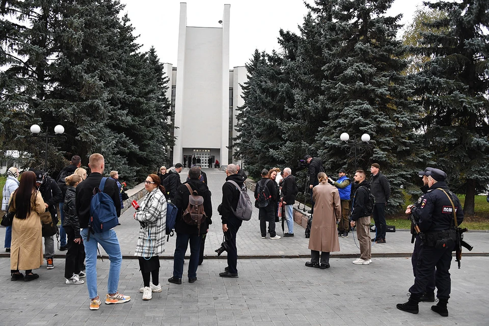 В Москве на Троекуровском кладбище проходит церемония прощания с композитором Вячеславом Добрыниным.