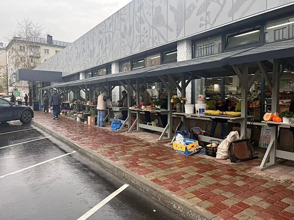 В Калуге уличных торговцев разместили под крышей