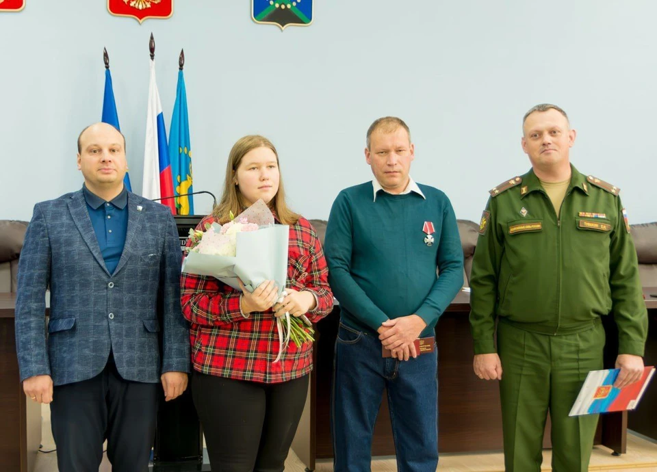 Андрей Легких (второй справа) получил награду из рук Сергея Пашинского (крайний слева). Фото: https://t.me/opershtab_murmansk