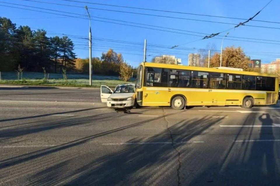 Пьяный водитель устроил аварию с автобусом в Свердловском округе Иркутска.