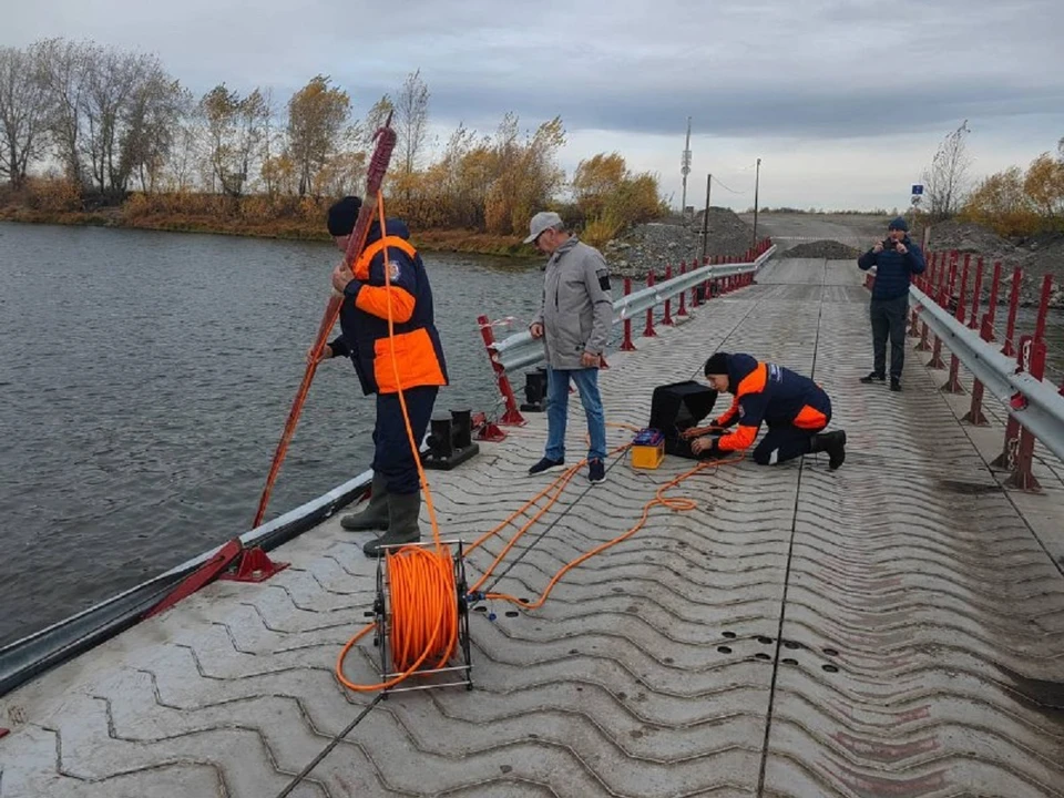 В Ачинске упавший с моста грузовик затонул в реке. Фото: Игорь Титенков