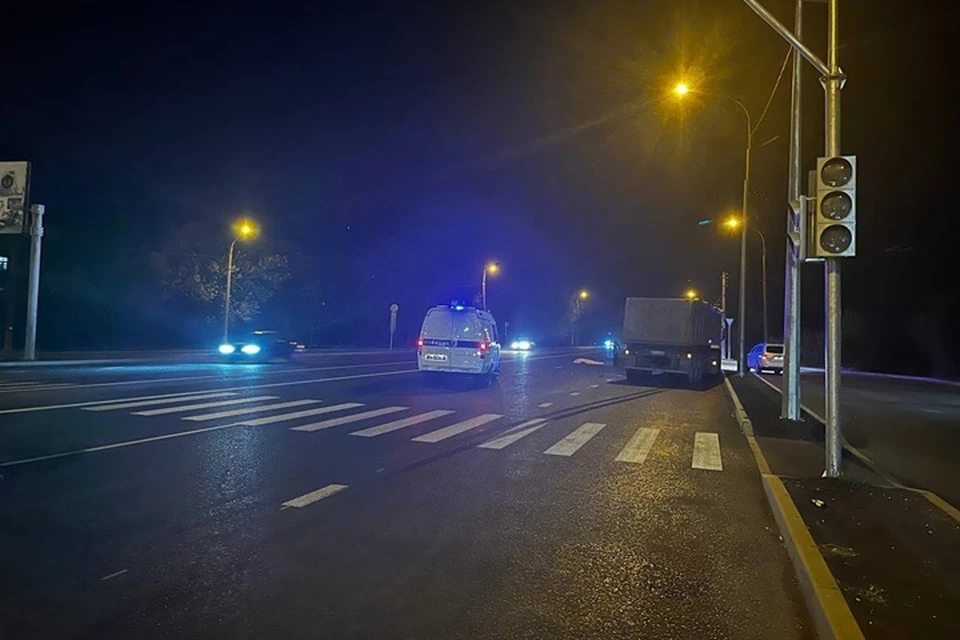 4 октября около 19:00 на трассе P260 около Молодогвардейска 45-летний водитель машины Scania с прицепом сбил пенсионера. Фото - ГАИ ЛНР