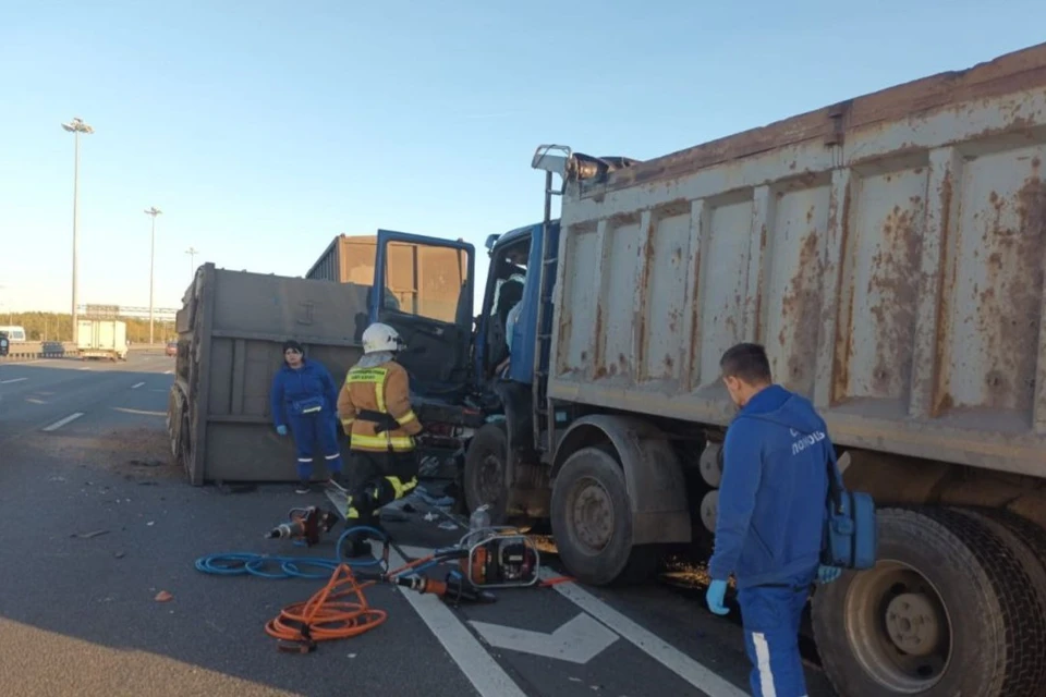 В Петербурге смертельное ДТП произошло на 83-м километре КАД. Фото: t.me/spb_police78