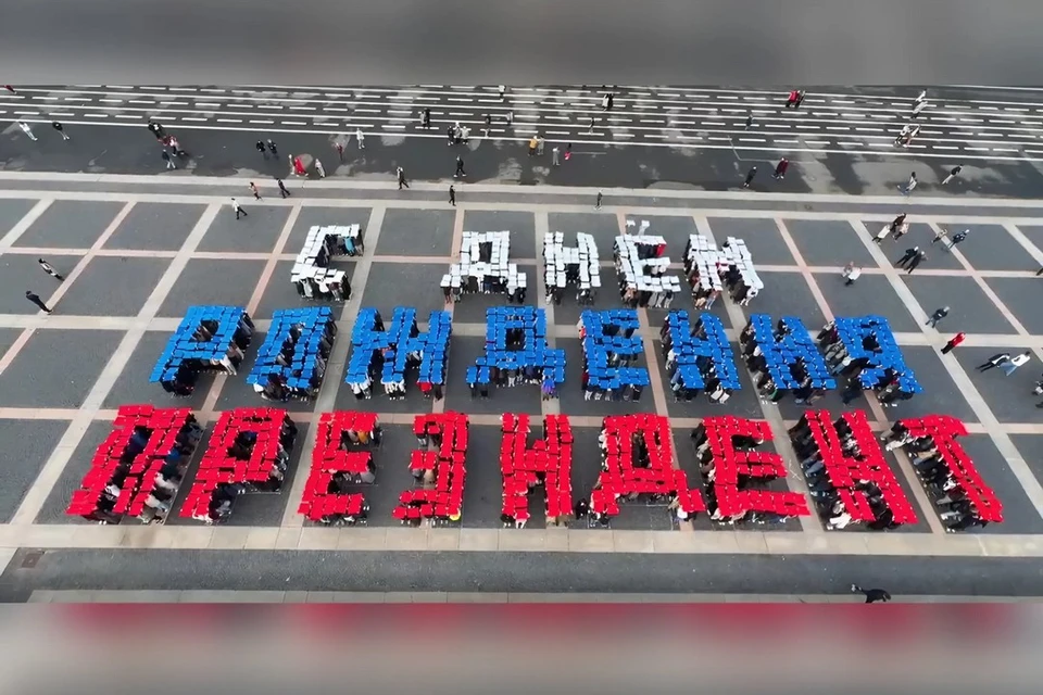 Активисты из Петербурга поздравили президента России Владимира Путина с днем рождения. Фото: пресс-служба общественного движения «Волонтерская Рота»