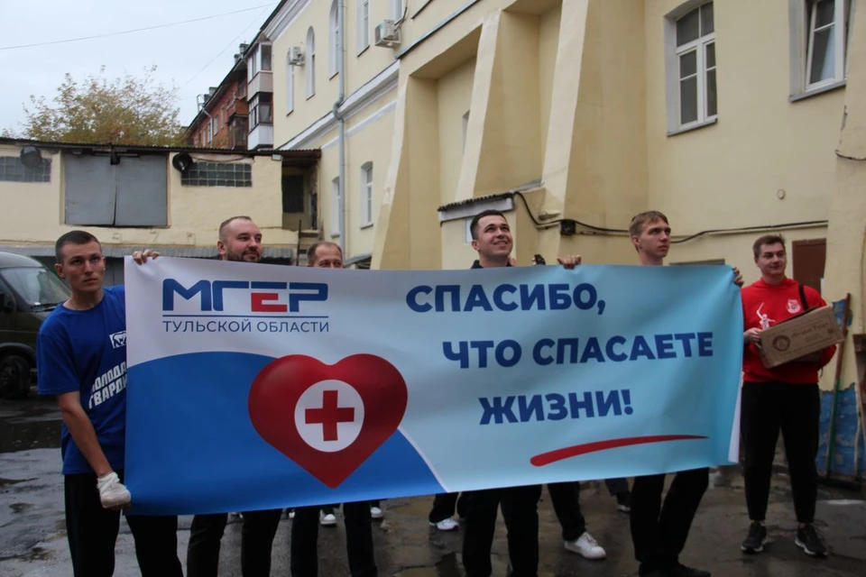 Активисты партии поздравили врачей праздничными плакатами и сладкими подарками.