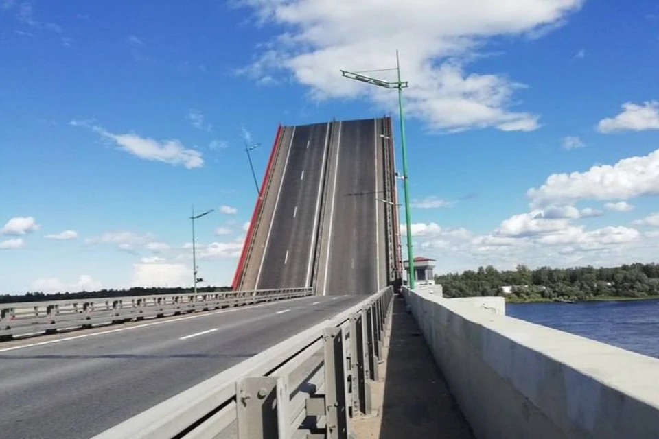 Мост откроют ради прохода корабля. Фото: t.me/KomTransLO