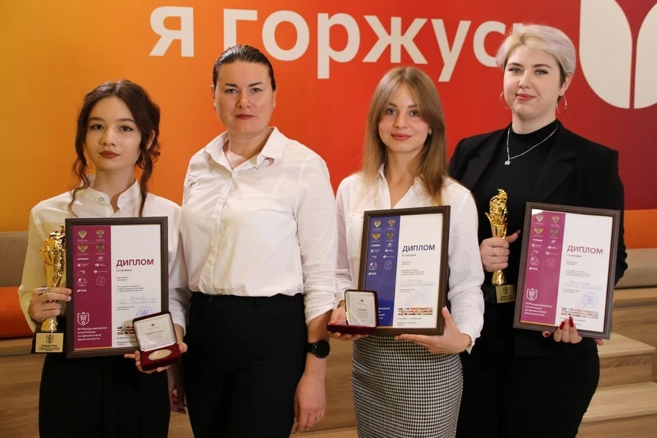 Пушилин поздравил студенток ДонНУЭТ с победой в финансовой олимпиаде. Фото: ТГ/Пушилин
