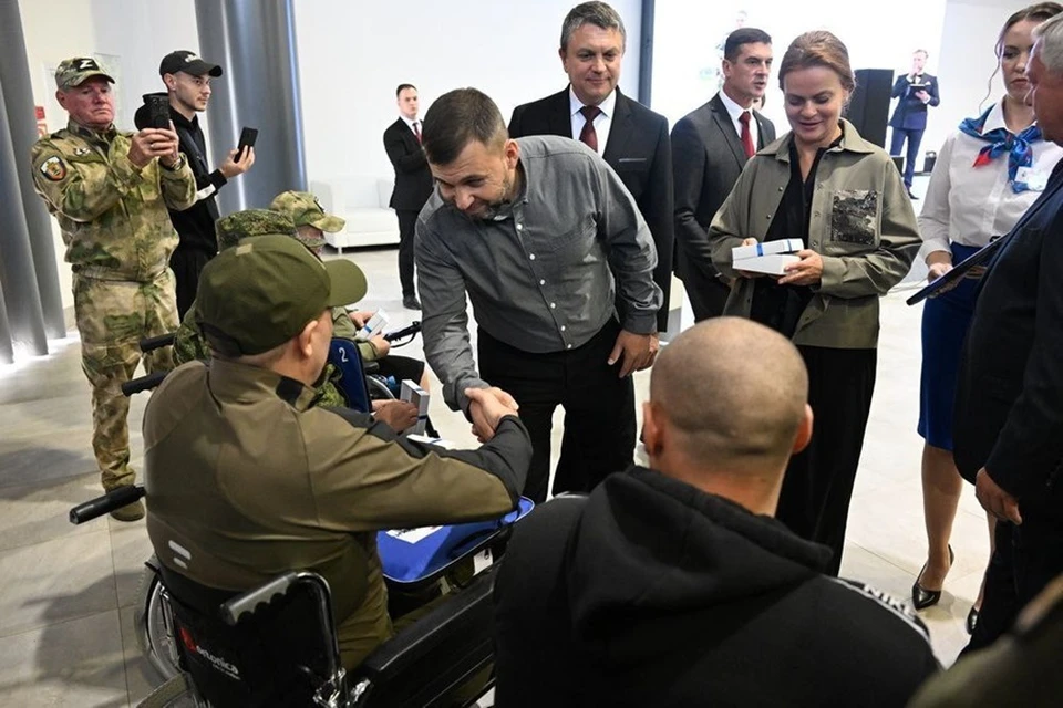 Глава ДНР вручил Защитникам Донбасса ключи от автомобилей Lada Granta. Фото: ТГ/Пушилин