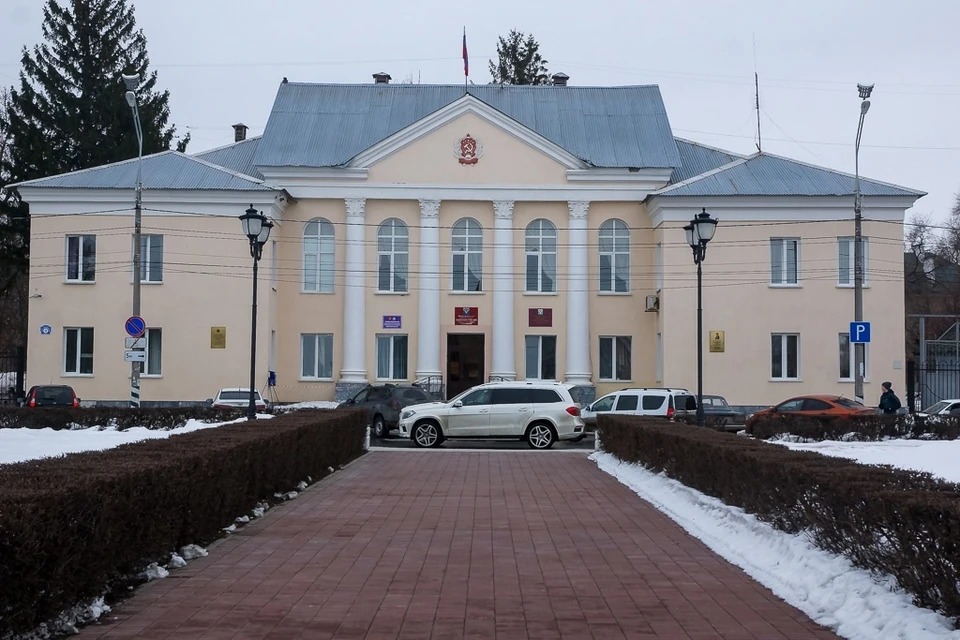 Состав конкурсной комиссии формируется городским парламентом и главой региона.