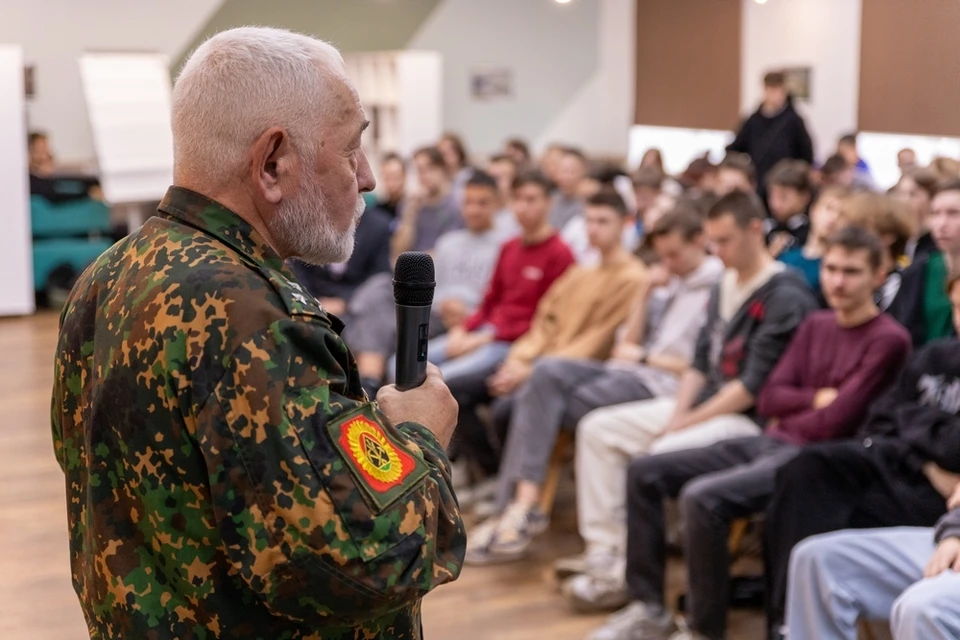 Герои боевых действий встретили с кузбасскими студентами. Фото - АПК.