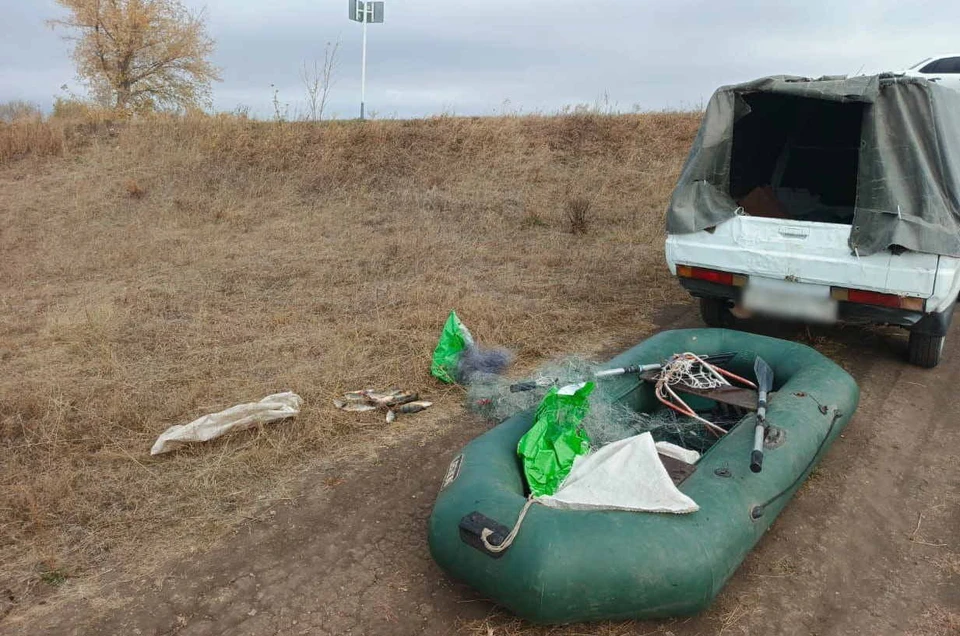 Ульяновские полицейские поймали браконьера с резиновой лодкой, сетями и уловом | ФОТО: УМВД России по Ульяновской области