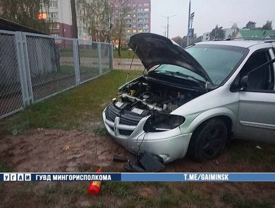 В Минске минивэн Dodge врезался в припаркованную легковушку Volkswagen и загорелся. Фото: УГАИ ГУВД Мингорисполкома.