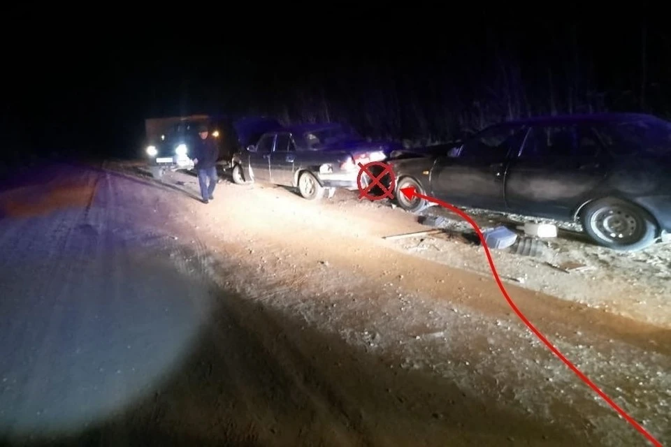 Виновник аварии влетел в стоящий на обочине автомобиль, который «отбросило» в другую припаркованную машину.