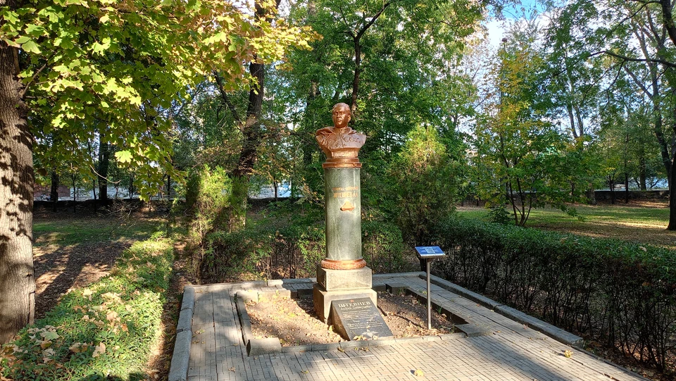 Около памятника Штевневу всегда чисто, об этом заботятся молодежные активисты, общественники и просто неравнодушные горожане