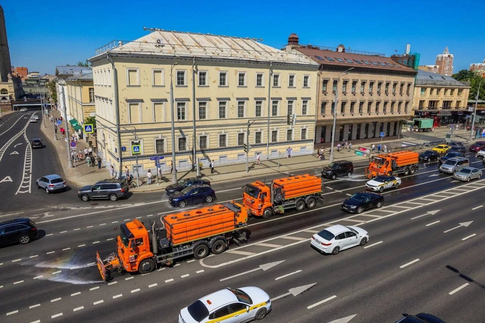 В Москве проводят промывку дорог и тротуаров со специальным шампунем Фото: Комплекс городского хозяйства Москвы