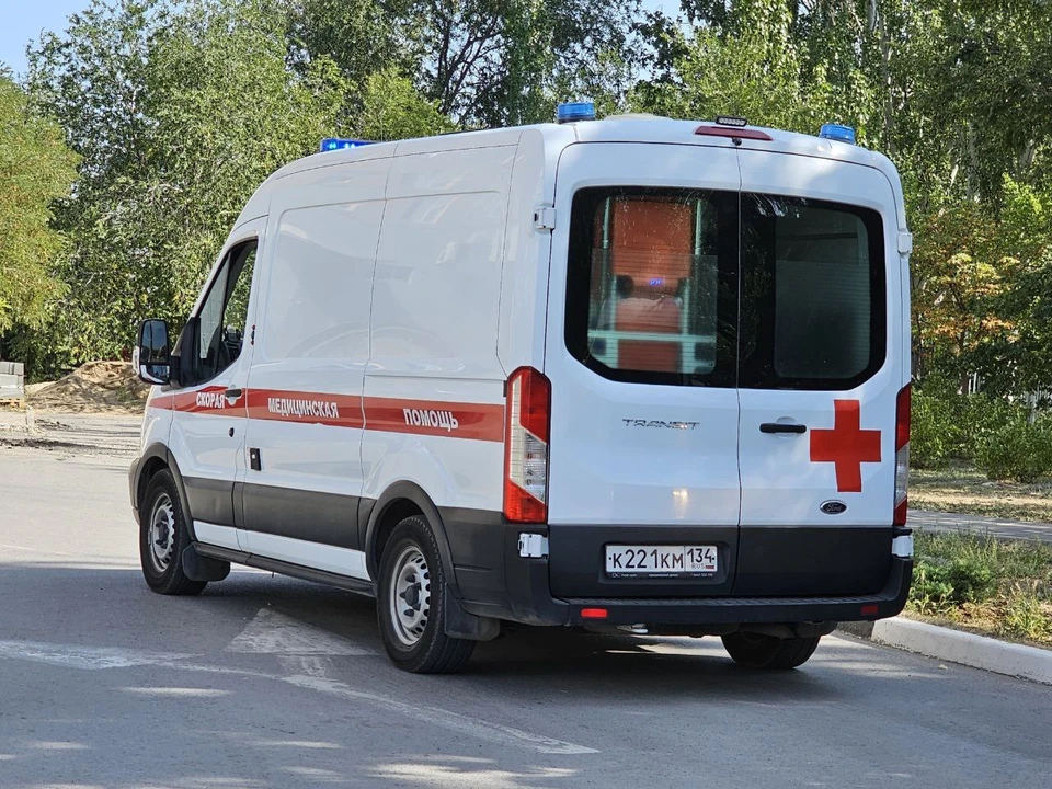 Водителя иномарки скорая забрала в больницу, его пассажирка погибла.