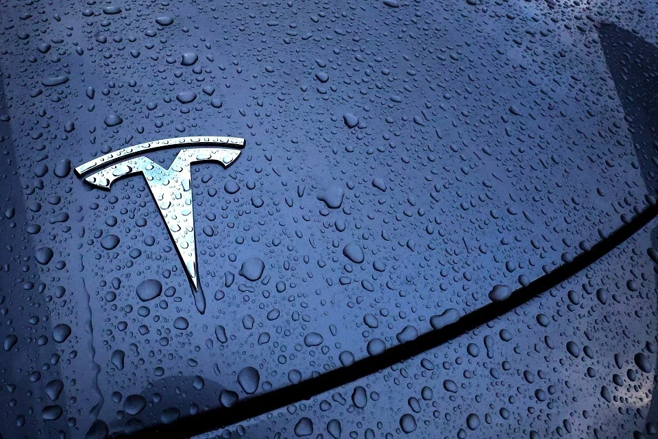 Вслепую по хайвею: водитель Tesla закрыл лобовое стекло солнцезащитным экраном и попал на видео