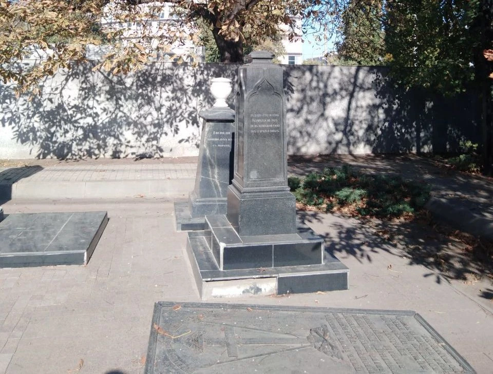 Облицовка отбита, креста нет...
