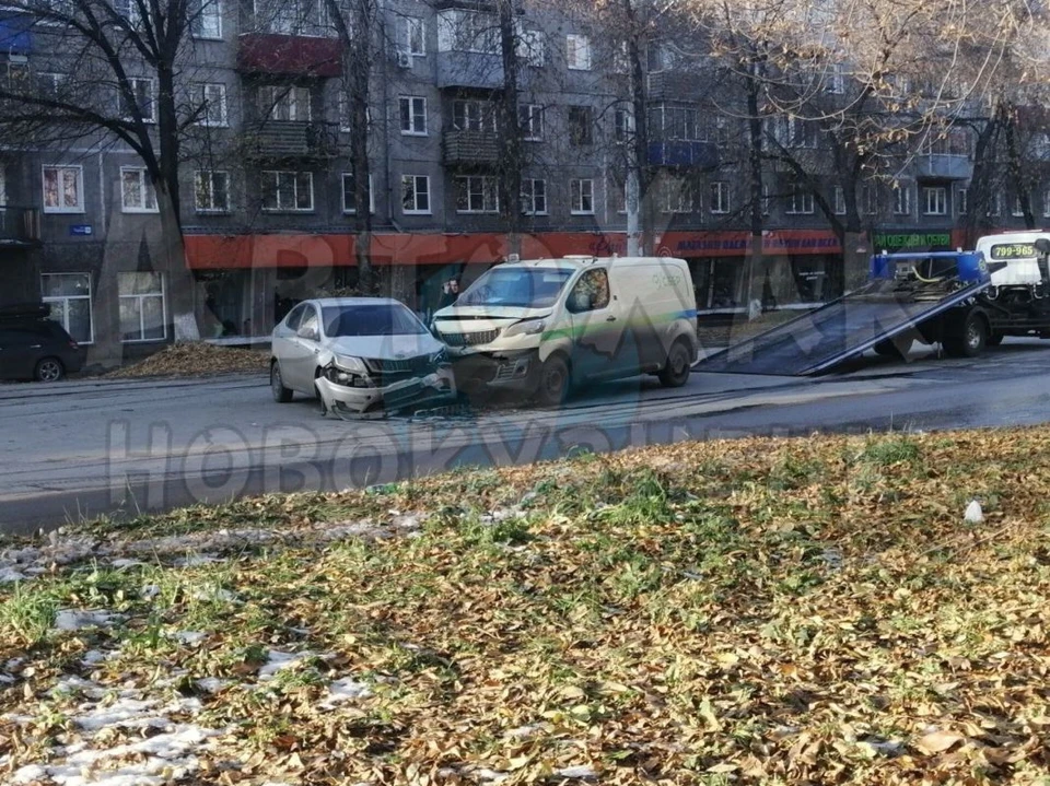 На место прибыл эвакуатор, чтобы забрать поврежденные автомобили. Фото: соцсети