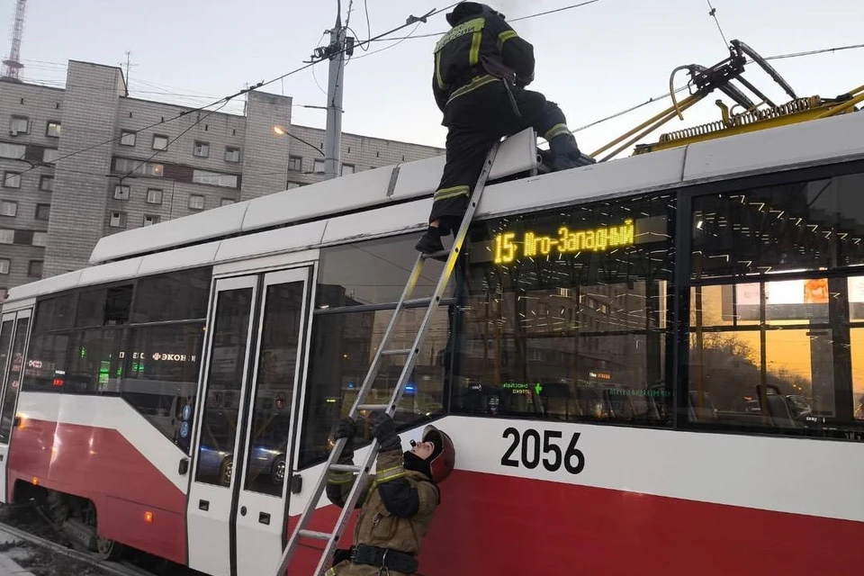 В Новосибирске на площади Карла Маркса вспыхнул трамвай №15. Фото: ГУ МЧС по Новосибирской области