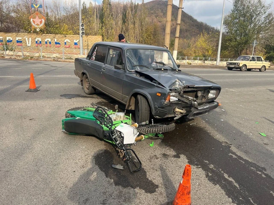 Водитель и пассажир мотоцикла, у которых не было мотошлемов, получили травмы и были доставлены в больницу. ФОТО: ГАИ ЛНР