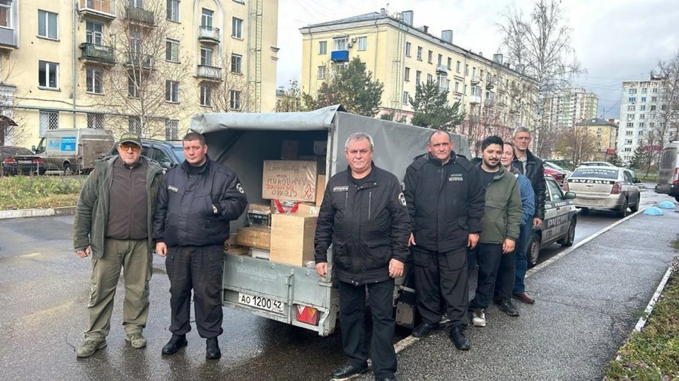 В очередную отправку вошли такие вещи, как: теплые носки, маскировочные сети, окопные свечи, армейски сухой душ. Фото: АПК