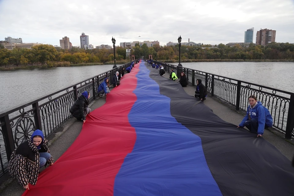 В Донецке молодежь развернула 200-метровый флаг ДНР