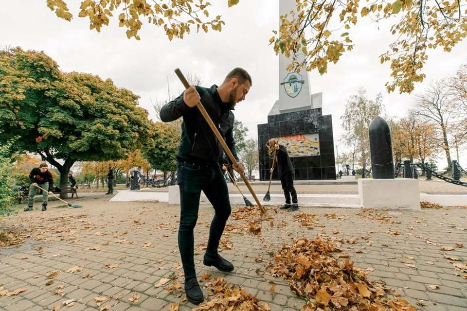 В Мариуполе благоустроили территорию мемориала подвига Азовских моряков. Фото: ТГ/Моргун