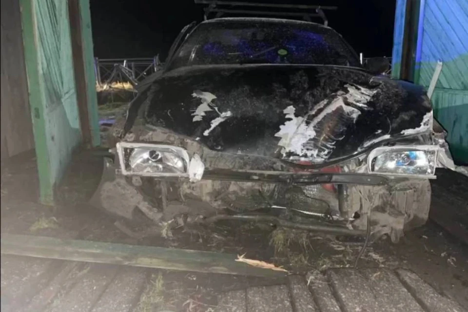 «Тойота» снесла ворота дома и врезалась в припаркованный автомобиль в Тайшете.