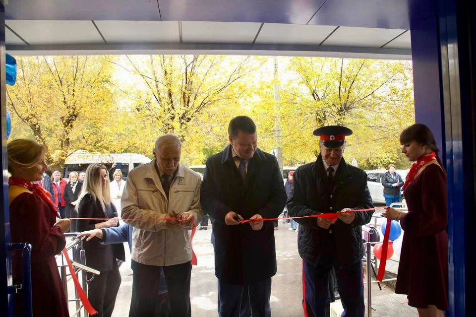 Председатель Социального фонда Сергей Чирков (на фото в центре) перерезал почетную красную ленточку. Фото: Пресс-служба СФР.