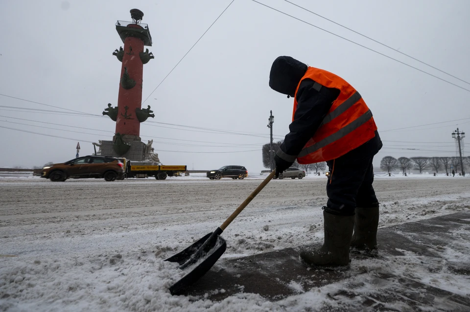 В Петербурге студентов привлекут к уборке снега в зачет практики.