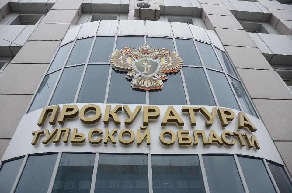 В Ефремове на проходящего по улице мужчину упало дерево