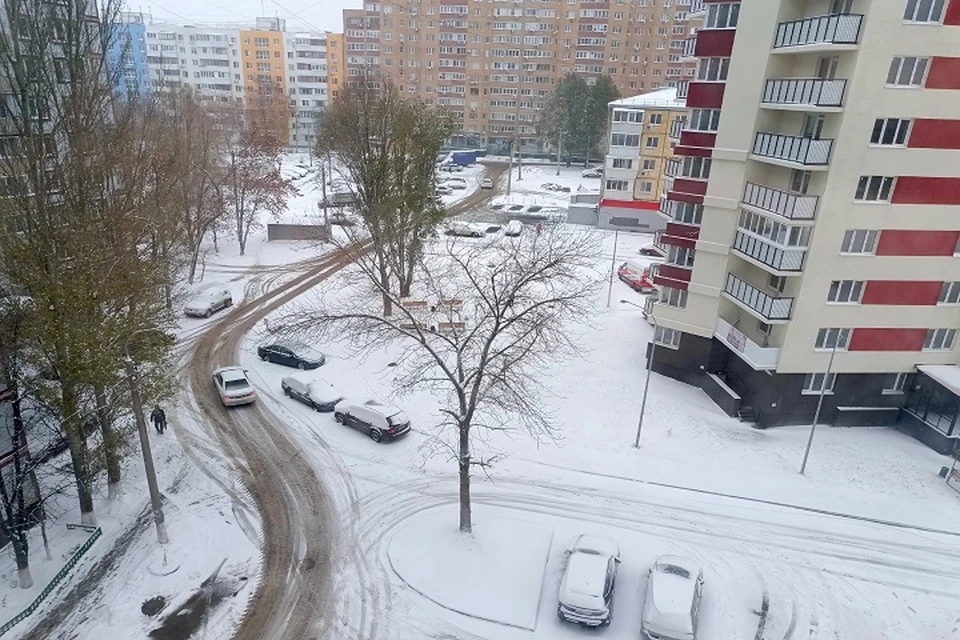 Улицы и дворы Самары за ночь укрыло белое покрывало.