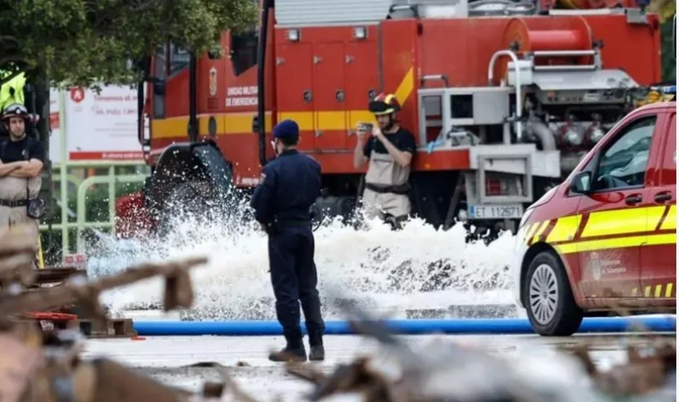 Спасатели откачивают воду с подземной стоянки в городе Альдая