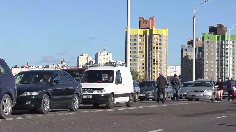 Власти Молдовы перекрыли мост Рыбница-Резина, чтобы люди не смогли попасть на выборы. Фото: скриншот видео