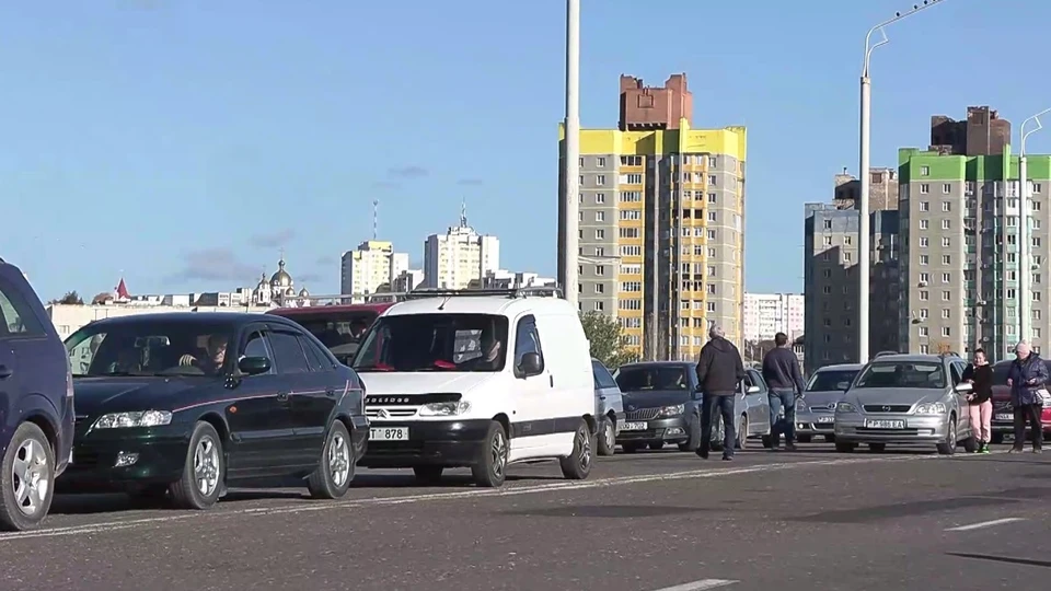 Власти Молдовы перекрыли мост Рыбница-Резина, чтобы люди не смогли попасть на выборы. Фото: скриншот видео