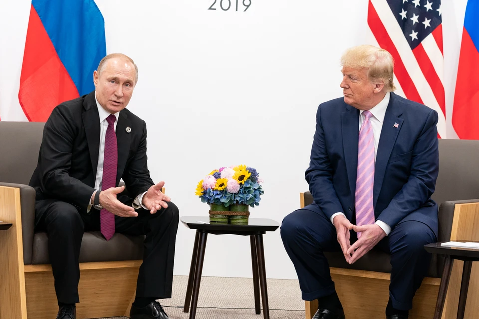 Владимир Путин и Дональд Трамп во время встречи в Осаке, 2019 г.