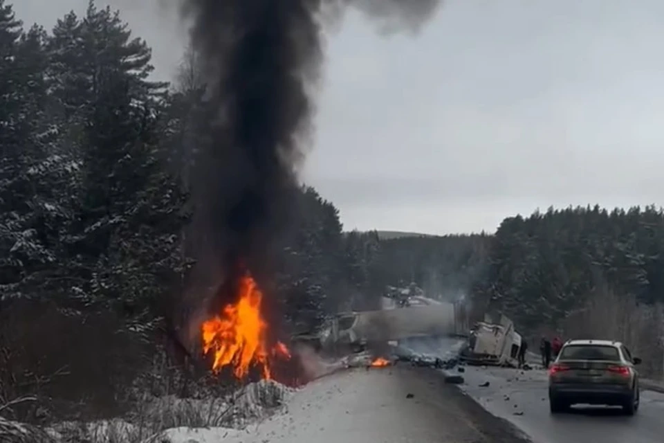 Одна из машин сразу загорелась. Фото: Полина Михненко