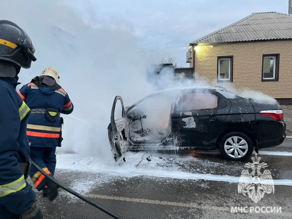 Автомобиль пришлось тушить пожарным.