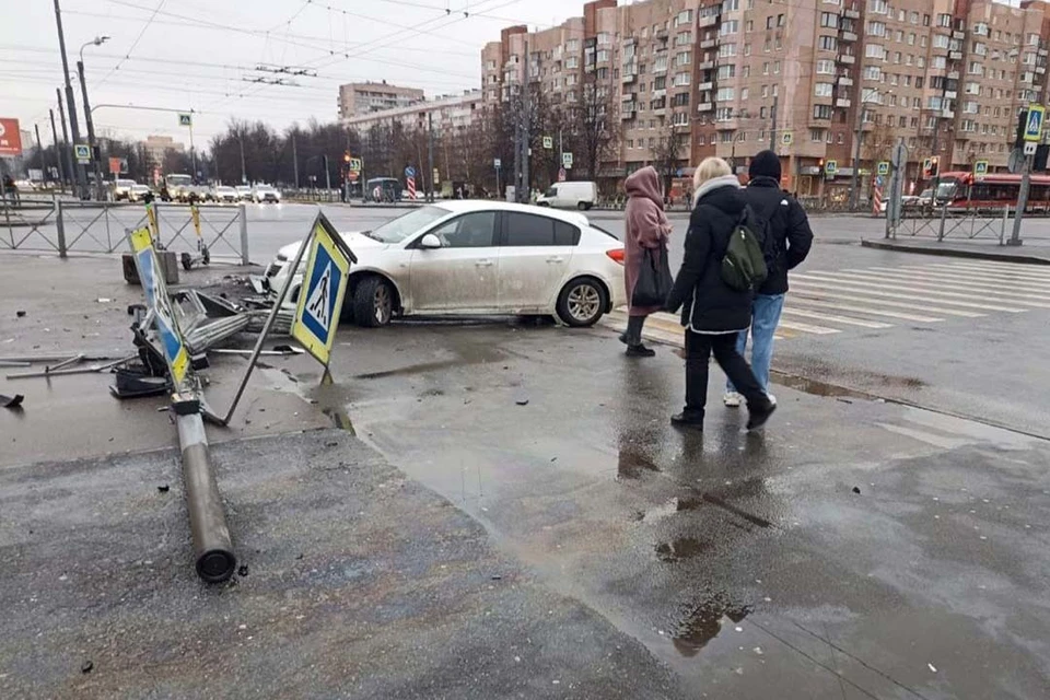 Мужчину отправили в больницу. Фото: ГУ МВД России по Петербургу и Ленобласти