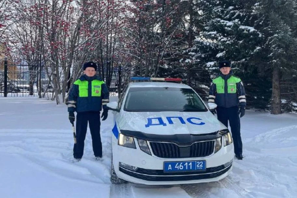 Инспекторы дорожно-патрульной службы Роман Полетайкин и Эдуард Рыль