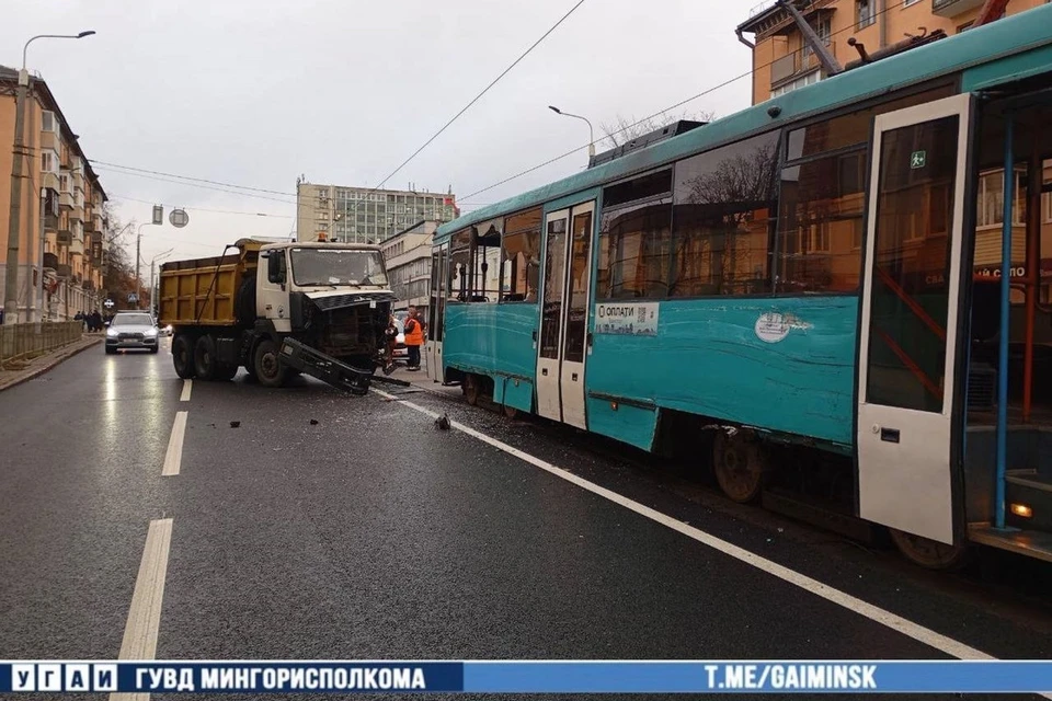 Фура врезалась в трамвай на Якуба Коласа в Минске. Фото: телеграм-канал УГАИ ГУВД Мингорисполкома.