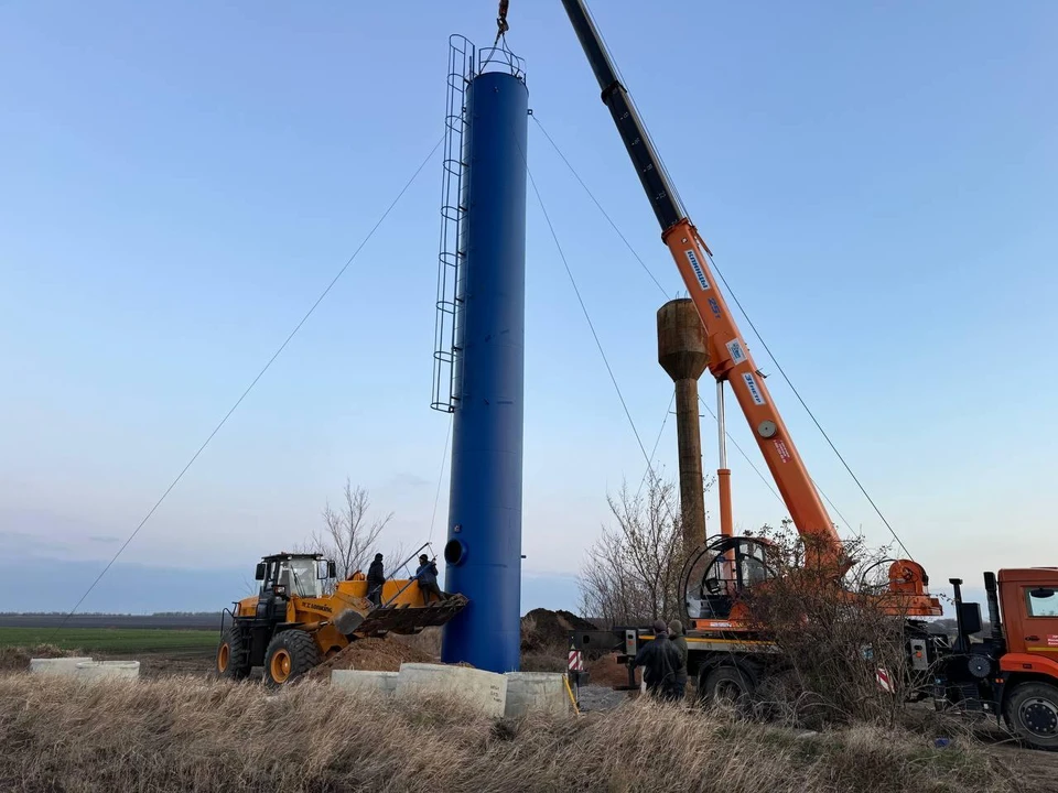 Водонапорную башню устанавливают в селе Дмитровка. Фото - тг-канал администрации Бердянского района