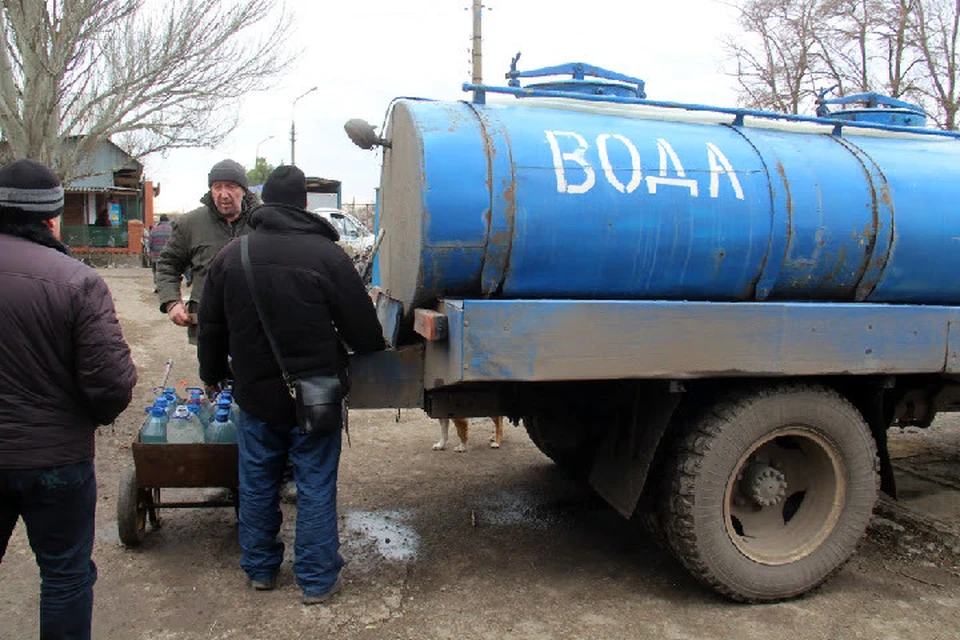 Водителей из Москвы задействуют в подвозе воды населению. Фото: МЧС ДНР