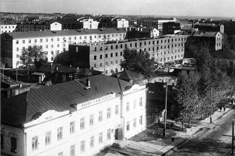 На этом фото 1934 года надпись еще есть. Фото: Музей Новосибирска.