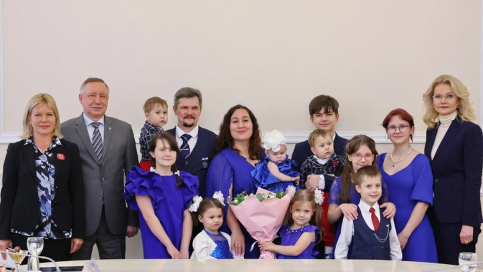 Татьяна Голикова и Александр Беглов встретились с многодетной семьей Екимовых. Фото: пресс-служба правительства Санкт-Петербурга