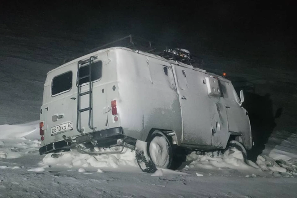 В 20 километрах от Певека, бригада спасателей наткнулась на застрявший в снегу автомобиль с двумя людьми. Фото: ГУ МЧС России по Чукотке.