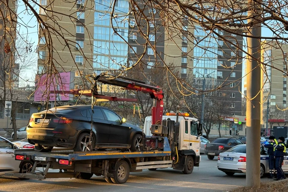 Мужчина пытался уехать с места аварии, но его "зажали" другие водители.