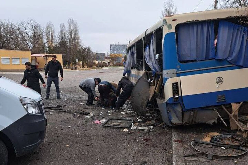 Под обстрел боевиков ВСУ попал пассажирский автобус с мирными жителями в Новой Каховке. ФОТО: тг-канал Владимира Сальдо